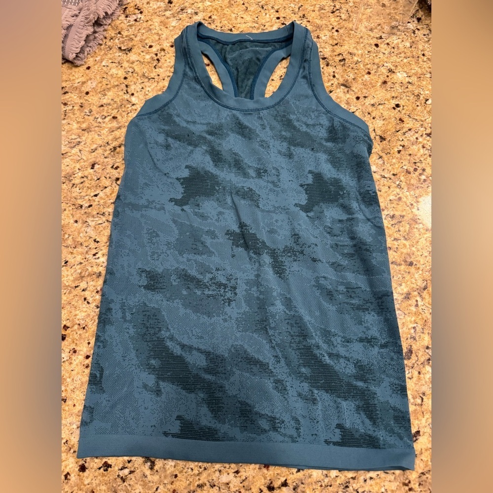 Athleta momentum Women's Teal Camo Tank Top size small